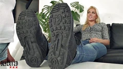 恋足癖 - 两个女孩玩得开心，舔屁股和吮吸脚趾