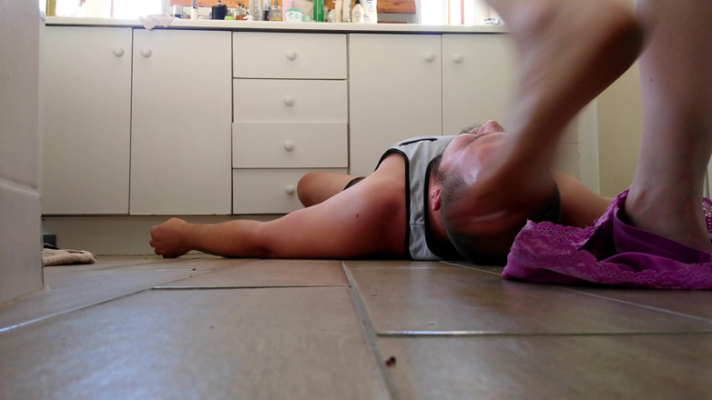 Alicia Robertz: นั่งบนหน้าและขี่หน้า