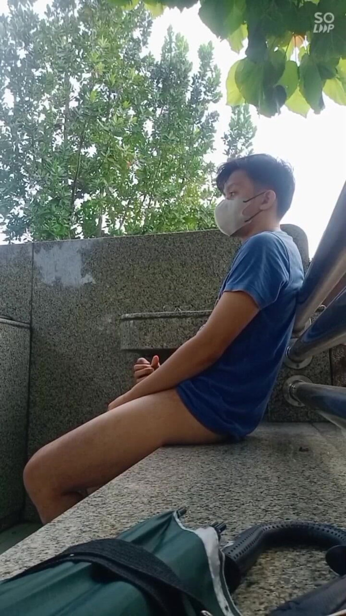 Rent A Gay Productions: Aisa Young Twink Venkovní honění a stříkání