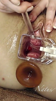 Gioco estremo di figa con speculum e cazzo buco del piscio
