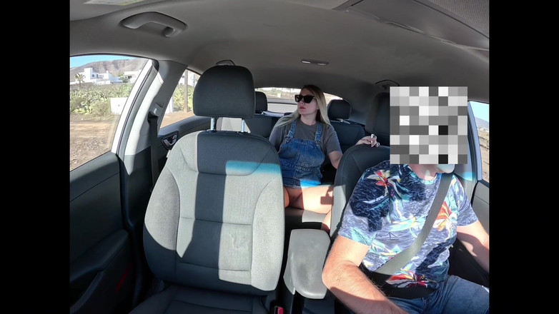 Emma Voyeur: Дівчина без трусиків мастурбує в таксі