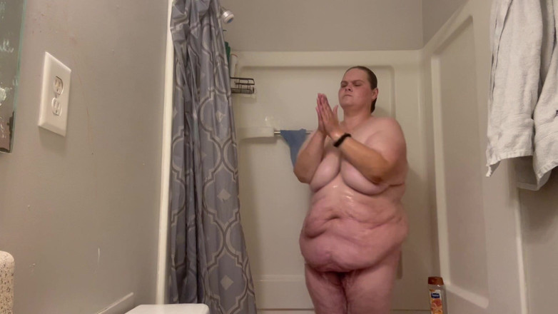 Fat Goddes: Şişman kaltak ateşli duş alıyor ve kendisiyle oynuyor