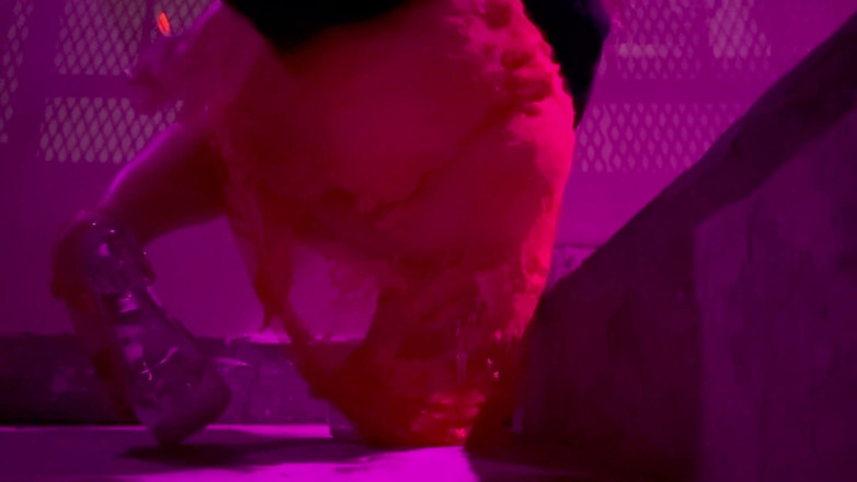 Artemisia Love: Artemisia Love展示她的长腿高跟鞋和多汁的屁股