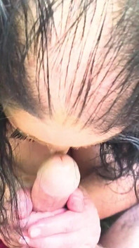 Sa bouche a mal après s’étouffer sur une pute à bite qui fait la meilleure branlette de tous les temps en la baisant, il jouit