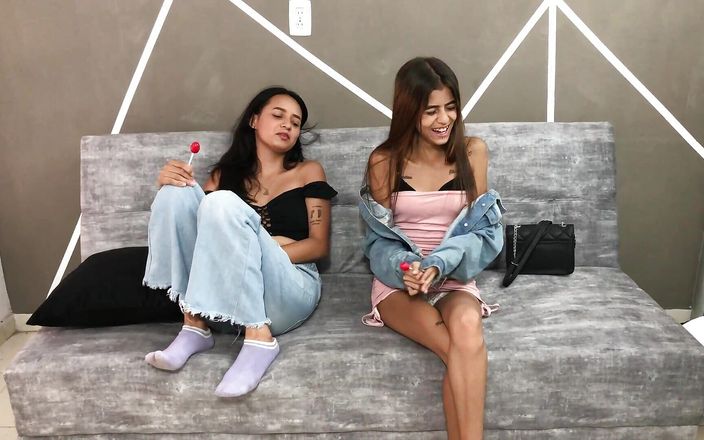 Mabesex: Adik tiri mesum ini lagi asik muasin mereka pakai mainan...