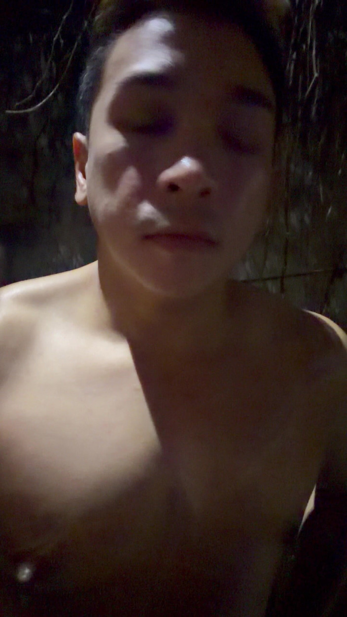 Rent a gay productions: Svalnatý Pinoy Twink hladí svého tvrdého ptáka v zaparkované autě...