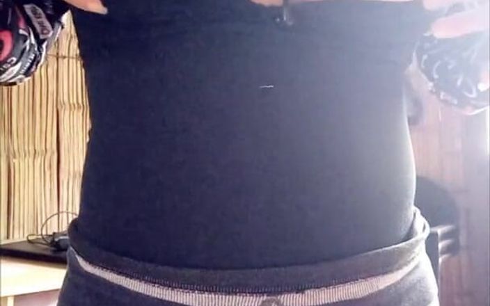 Martin13: 발정난 라티나!! 내 쪼이는 후장을 관통할 수 있는 것을 찾아 체육관을 직접 떠난다.