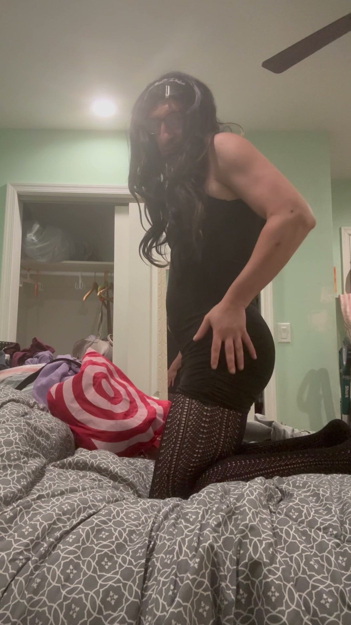Kinky39: Mariquita en vestido negro