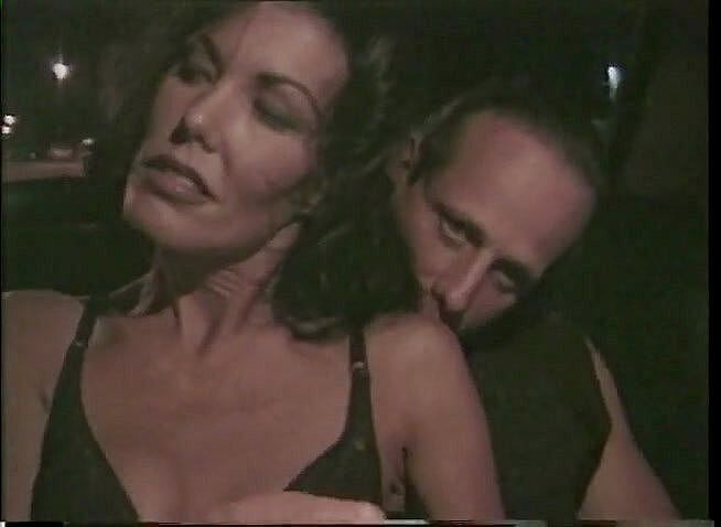 VOP Vintage: Napalona brunetka uderzyła w taksówkę