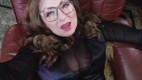 Arya Grander: 湿润的阴户自慰：穿皮衣的大屁股熟女，热辣的秘书假阳具玩！Arya Grander
