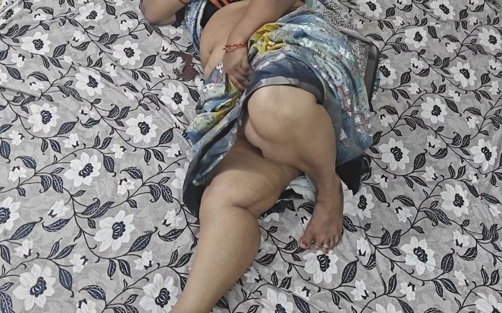 RoyToy: Une bhabhi se masturbe dans la chambre d’un jeune garçon