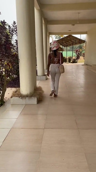 Ela adora arriscado ao ar livre