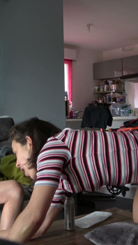 Wie eine gute schlampe bietet sie ihren arsch an, damit wir ihren anus schieben und kommen können