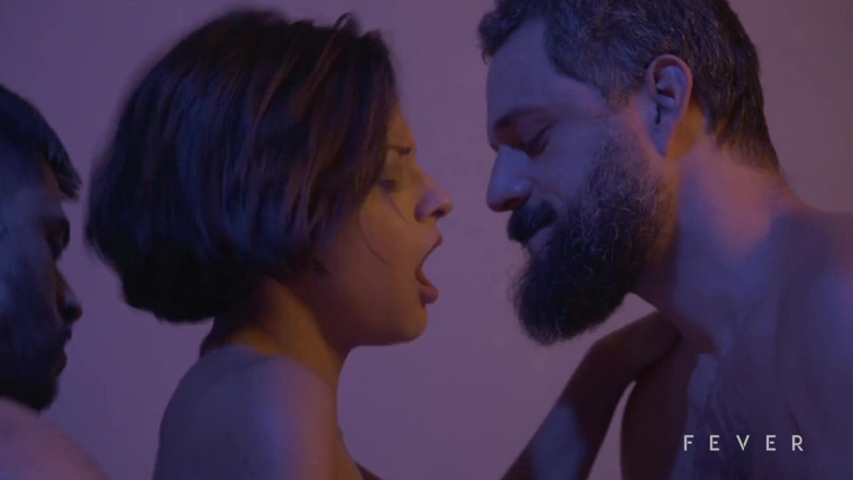 Fever Films: Tiener latina geniet van twee pikken na het eten