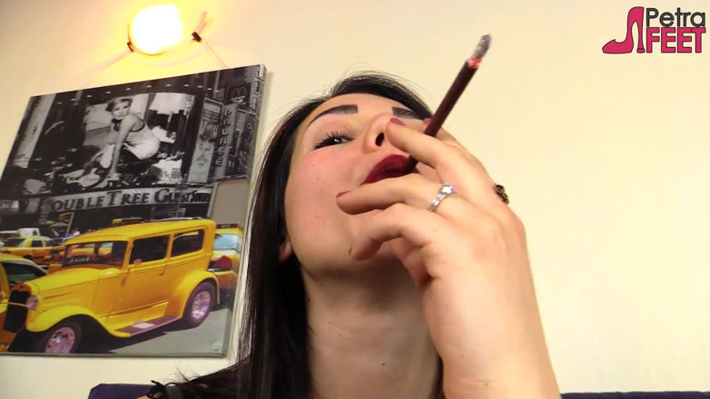 Smokin Fetish: Awek Itali yang cantik merokok cerut dalam rakaman dekat
