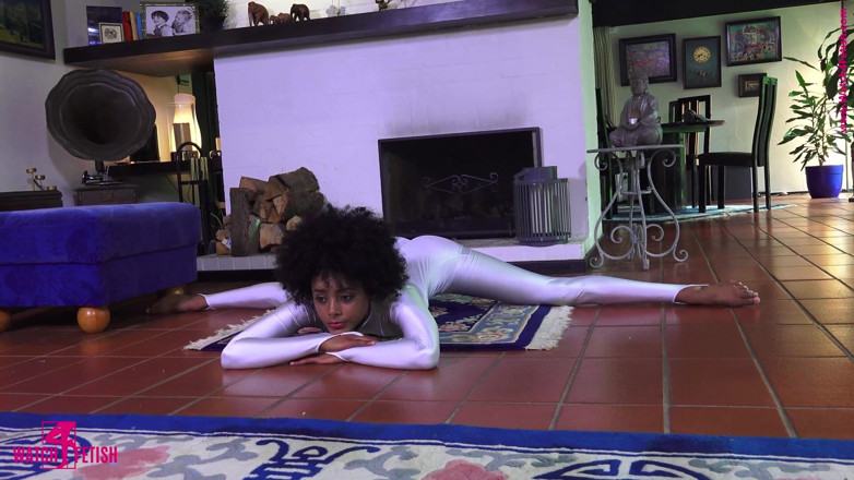 Gymnastic: Akrobatik i en vit Zentai Catsuit
