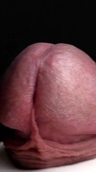 Glans Game com luvas brancas de látex em super closeup