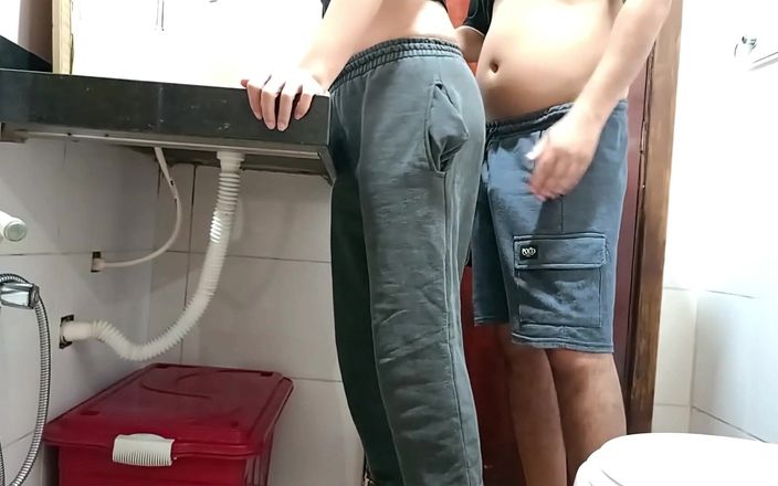 Gabi SweetCouplesStories: Покоївка спіймана у ванній кімнаті.