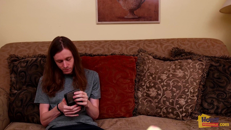 Horny Household: Üvey oğul babasının hatalarının karşılığını ödüyor ve oynuyor