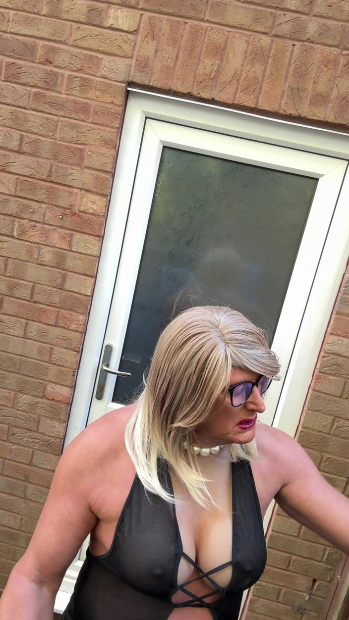 Kellycd2022: 穿着黑色衣服的性感 Crossdresser Kellycd2022 穿着连裤袜和高跟鞋的无缝连裤袜