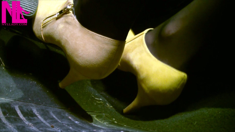 Nyllady: Revving suave en botas amarillas y pantimedias negras