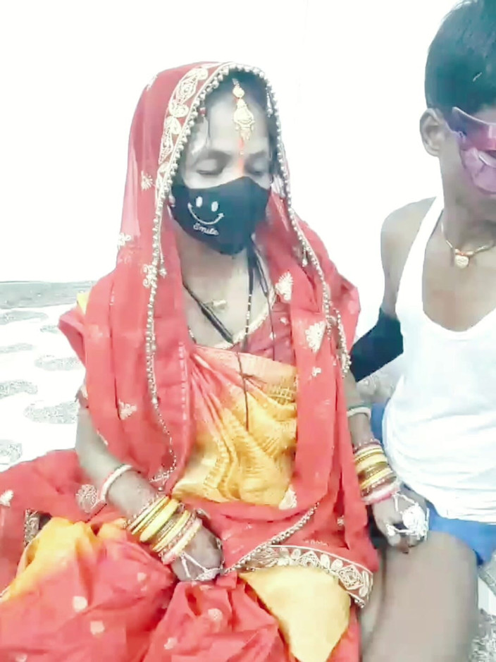 Nisha bhabhi ki chudai: Po Karwachauth mi manžel šuká pusu.