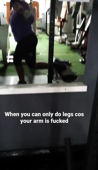 Livie Blainn: Yah, tidak ada yang menulis lagu tentang pantat kecil