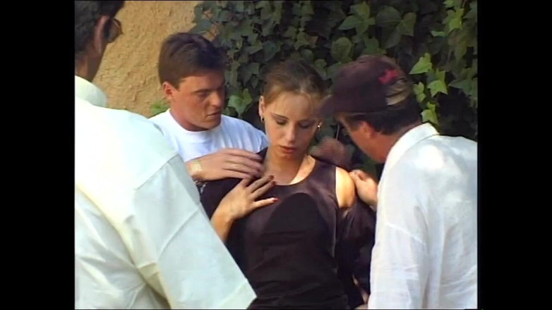 Deutschland porn: Красива збуджена повія займається сексом з трьома чоловіками з жорстким великим членом