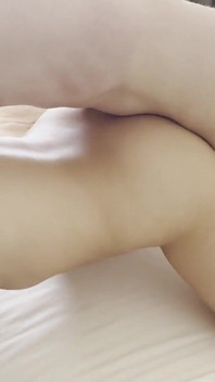 Cette Chinoise est toujours excitée pour une matinée romantique, toucher torride et baisers