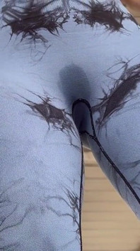 Spor yaparken güzel bir penis yapıyorum ve taytlarımı yırtıyorum