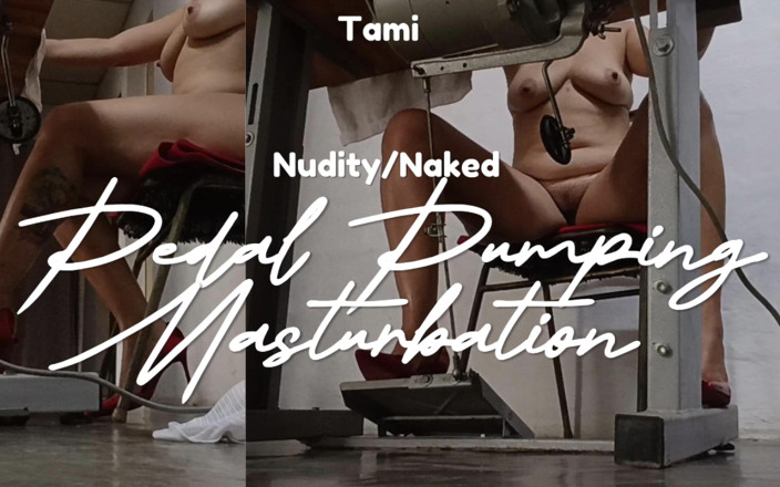 Queensofthefeet: Tamamen çıplak, sadece stiletto topuklu ayakkabılar takıyor, dikiş makinesi pedalını pompalıyor
