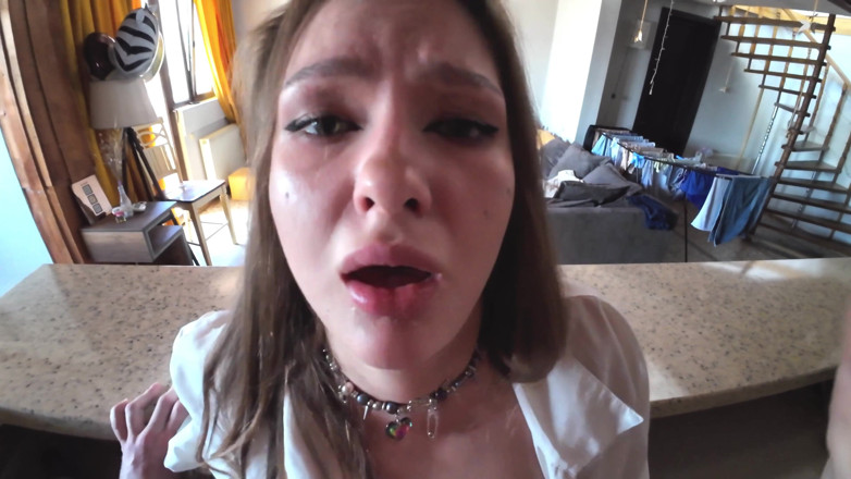 Alexa Poshspicy: POV: a meia-irmã me pediu para não entrar, mas eu...