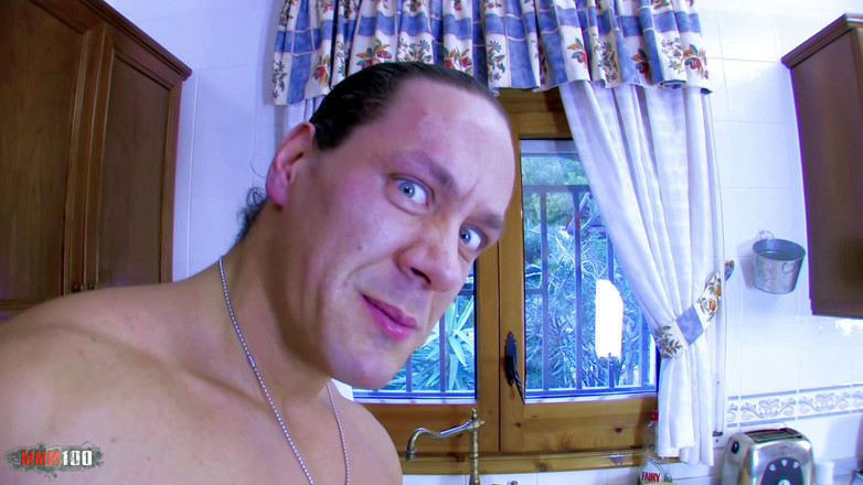 MMM100: Drobná francouzská brunetka zkouší obrovský penis v zadku