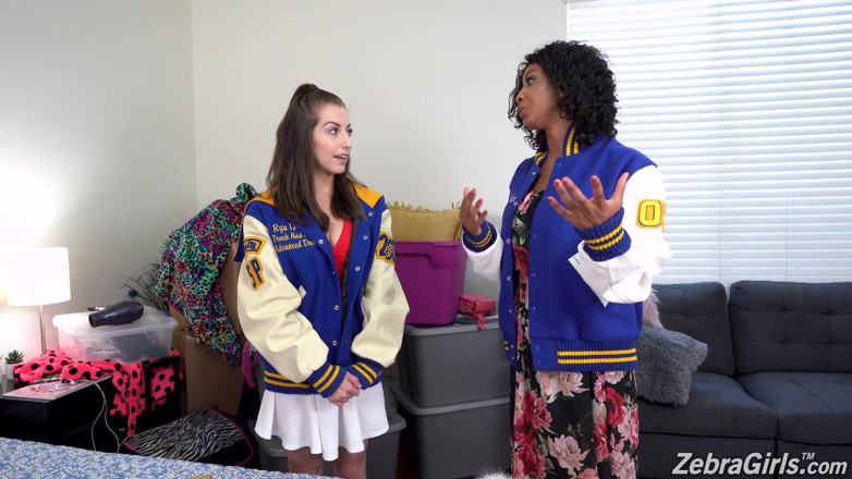 Zebra Girls: September Reign dan Spencer Bradley berkongkek lesbian