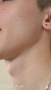 Chlapec Cum stříká z jeho velkého twink ptáka