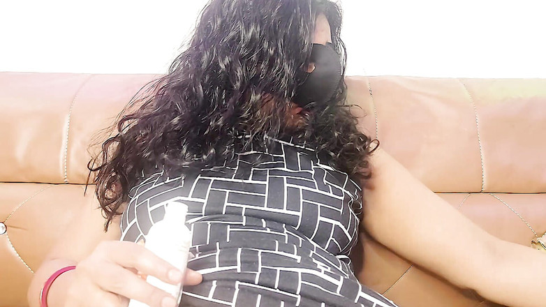 Moni001: Desi dívka masturbuje s mrkví - indická Desi Bhabhi