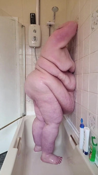 肥胖的 ssbbw 淋浴女神