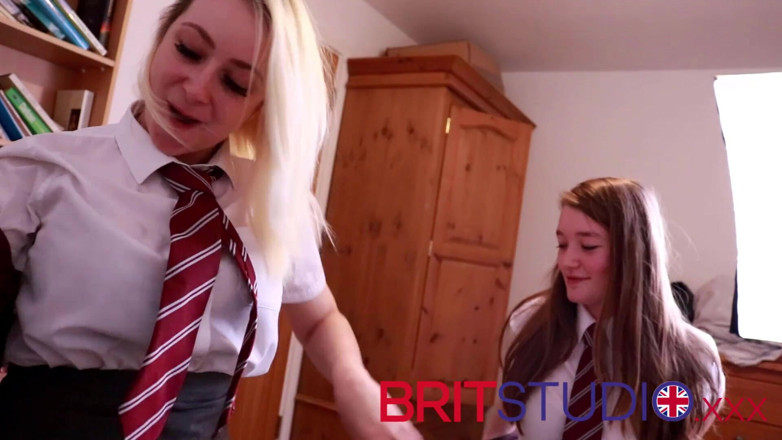 Brit Studio: 두 명의 영국 18살 여대생이 자지와 눈덩이 정액을 빨아