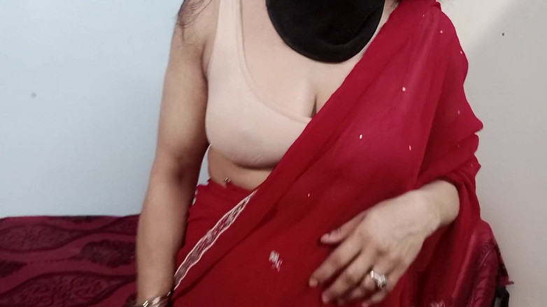 Netu: 빨간 사리에 피스팅하는 애널 딜도와 보지