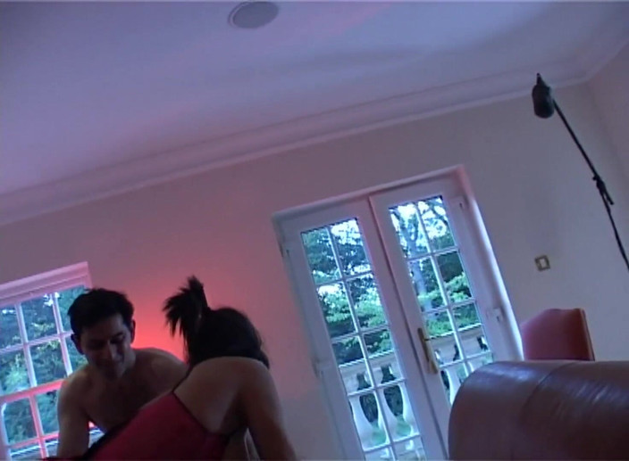 Threesome 4ever: Deux lesbiennes se masturbent pendant que l'une se fait enculer