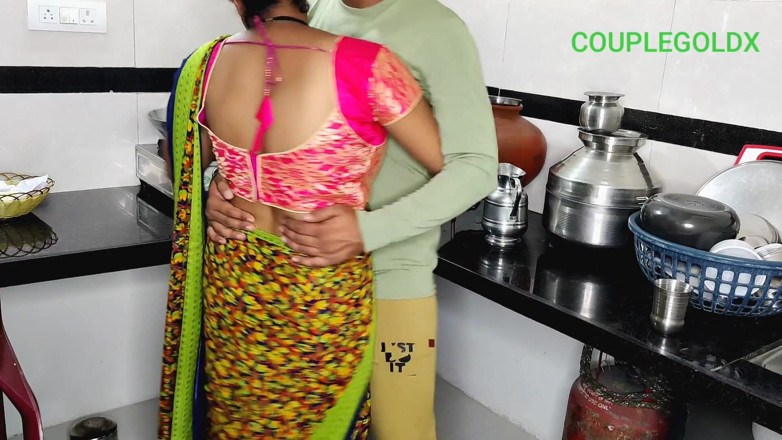Sexy Komal: She Came to Tell Her Mother-in-law About Kitchen Problems