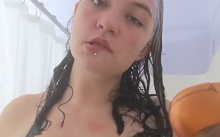 EvelynStorm: Bara ett snabbt litet hej från min dusch