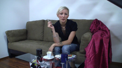 Smoke it bitch: 甘いブロンドはソファでタバコを吸うのが大好き