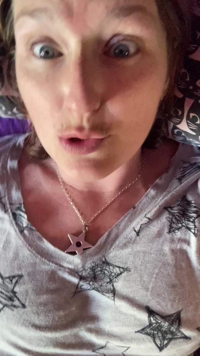 MistressWriggler: Lupta până la orgasm este reală pentru bruneta sexy matură...