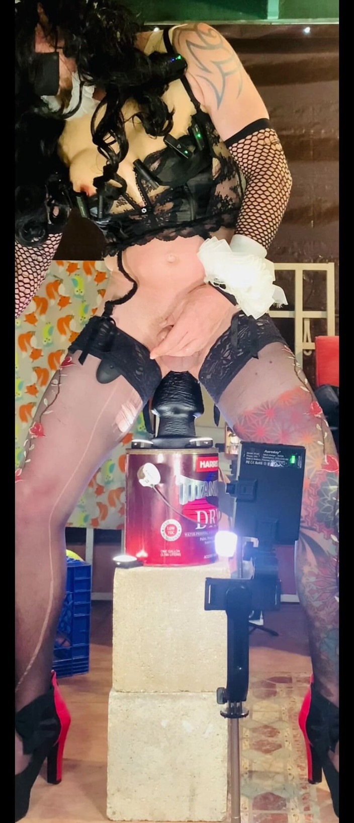 Benito414: Femboy lenjerie sexy călărește un vibrator negru mare