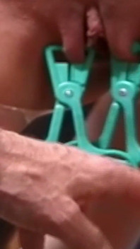Insaziabile miLF in collant lucidi prende un grosso giocattolo in profondità
