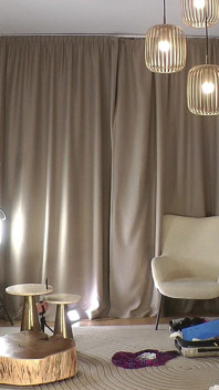 Verbazingwekkend mooie hete sexy kunstlerares Lili past een rit voor sexy minirokken en andere outfits met meerdere cams