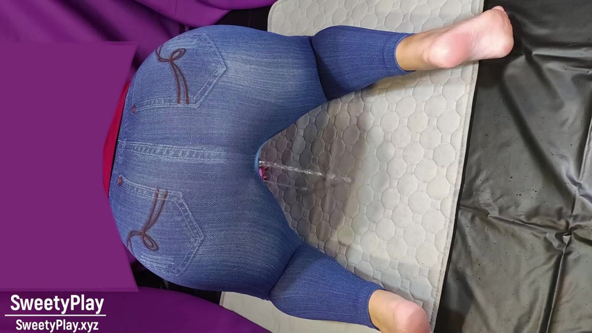 Big Ass in Jeans Peeing with Vibrator. (Sweety play)