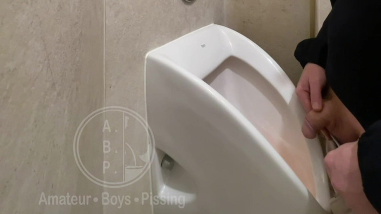 AmateurBoysPissing: Tertangkap lelaki itu kencing dalam kencing seterusnya
