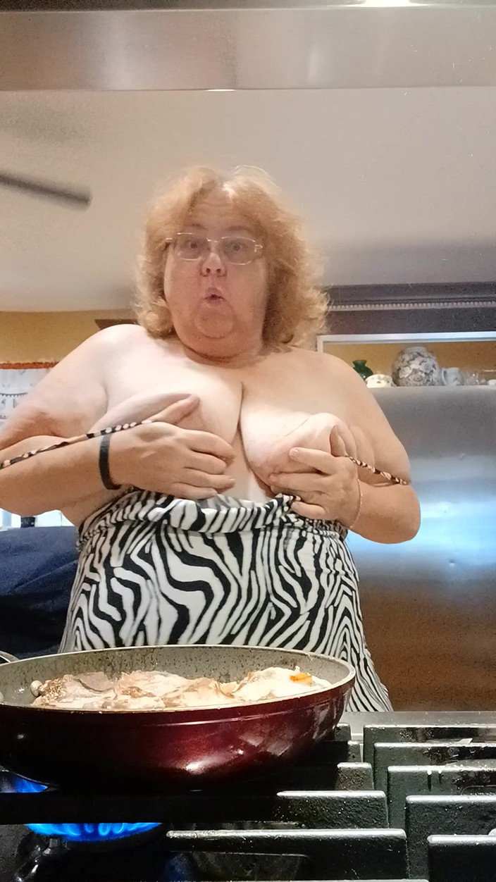 BBW nurse Vicki adventures with friends: 在晚餐时煮猪排并在我做饭时闪烁